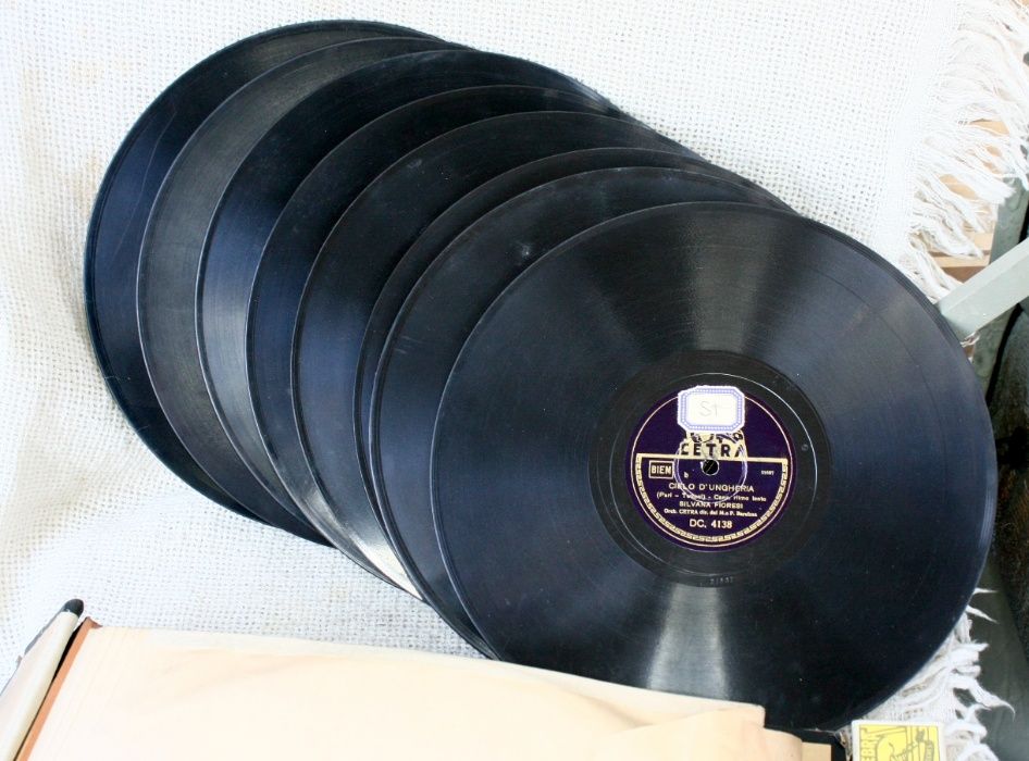 Грамофонни плочи бакелитени 8 бр. в албум патефон ретро грамофон