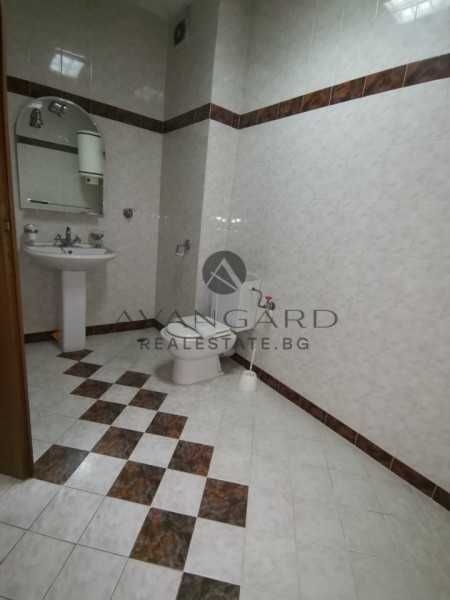 Продава се Четиристаен апартамент в Пловдив, Кършияка - 190 кв.м за 781 €/кв.м - Снимка #13