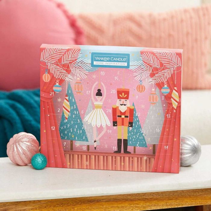 Коледен календар Yankee Candle 24 броя свещи 8 различни аромата Адвент