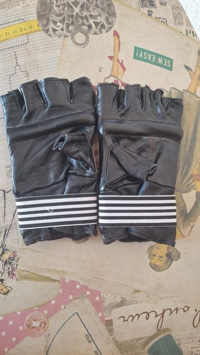 Продам перчатки для груши. Новые.