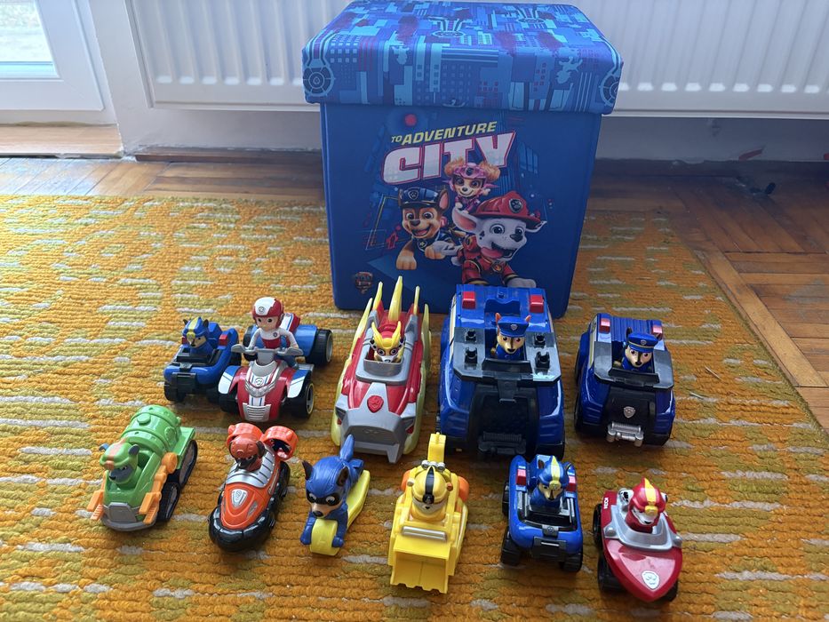 Set jucării Paw Patrol + taburet cu spațiu de depozitare (12 piese)