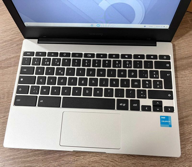 Лаптоп Galaxy chromebook go