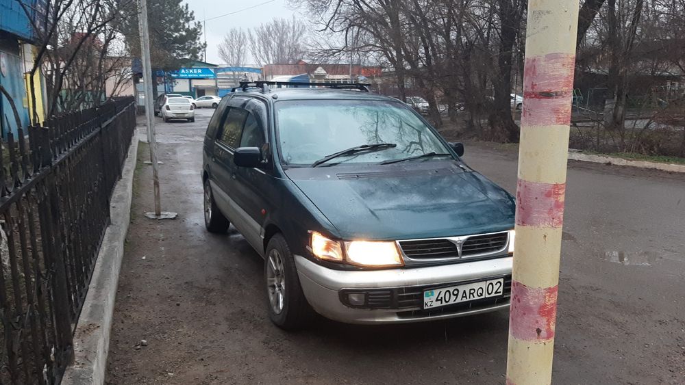 Продам  машину Мицсубици Шариот