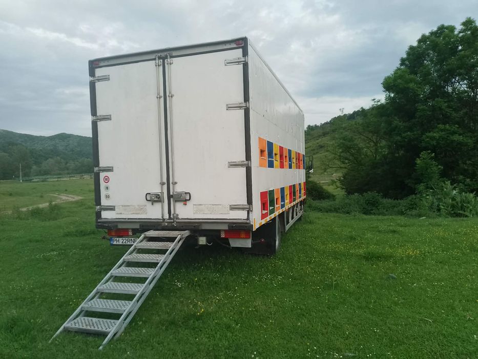 Camion cu familii de albine