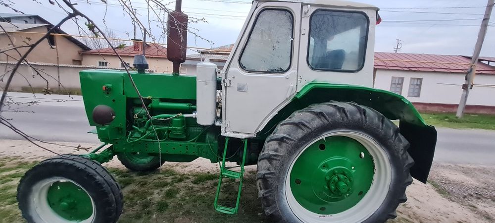 Yumz traktor sotiladi naxadu