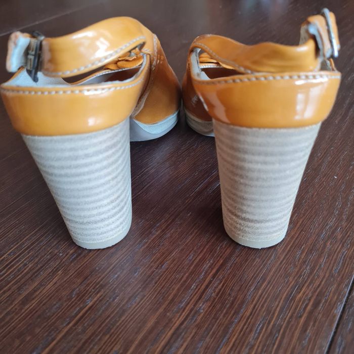 Дамски кожени сандали