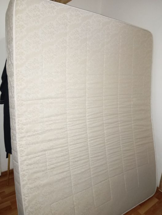 Vând  saltele de 160/200/23