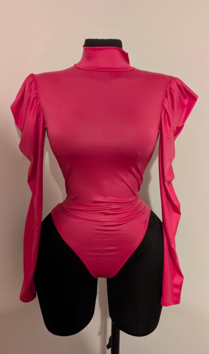 Body roz intens cu umeri structurați – piesă de impact