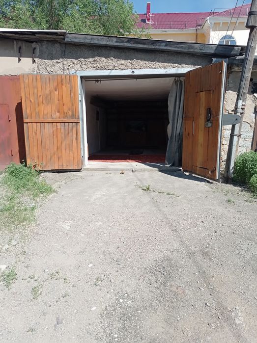 Гараж во дворе за Алеконом