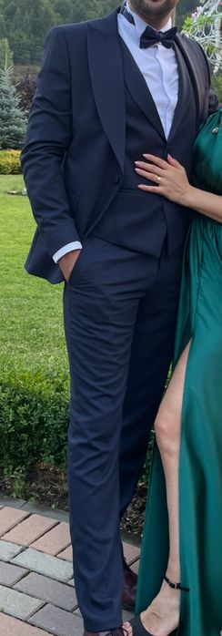 Costum bărbătesc bleumarin – elegant și versatil