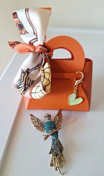 Бижу, опаковано в чантичка