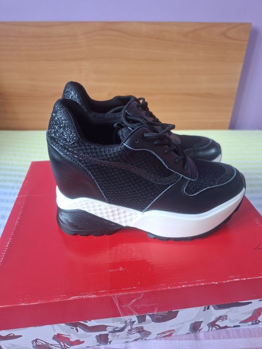 Vând Adidași Damă cu Platforma Mărimea 37