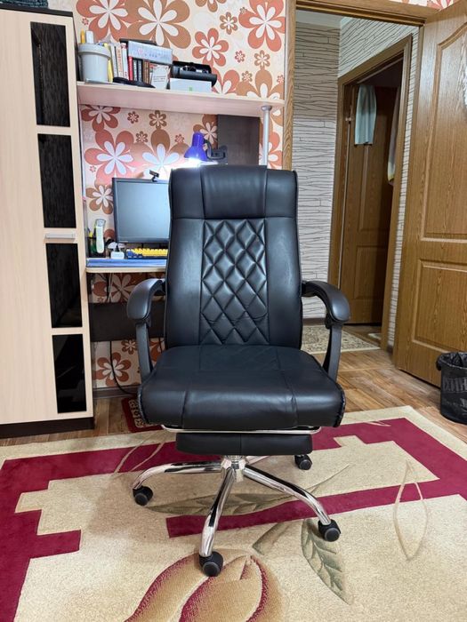 Продам кресло черный