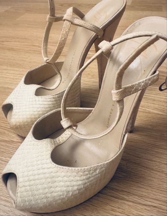 Vand pantofi de calitate, modele deosebite, stare foarte buna