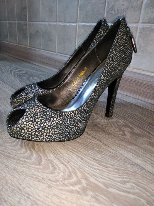 Женские туфли. Майкудук