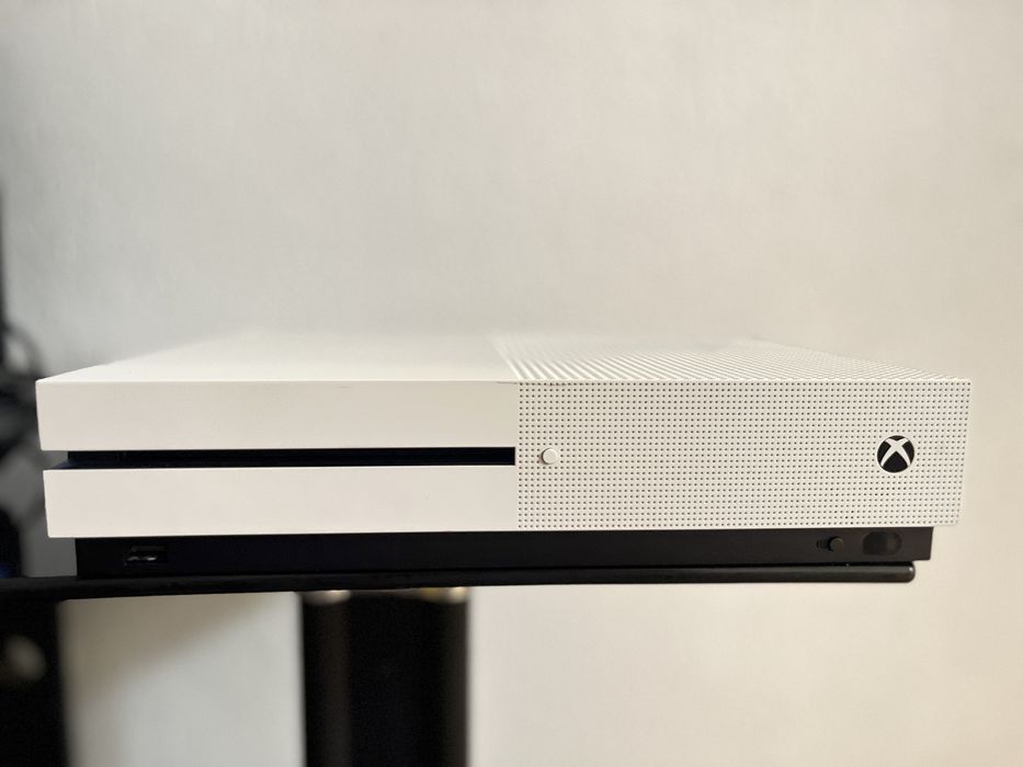 Xbox one s 1 TB 8 игры