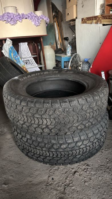 Продам шины зимние на 18