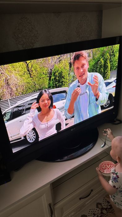 Телевизор LG, черный, отличного качества