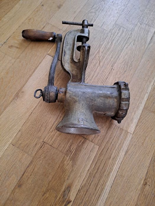 Ръчна руска месомелачка за мелене на месо за кайма, зеленчуци и др.