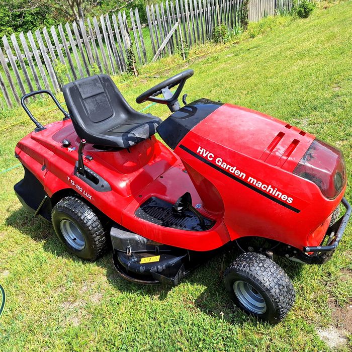 Tractoraș de tăiat iarbă