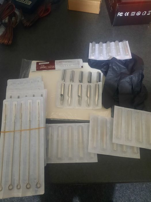 Kit de tatuat complet
-2 masini profesionale de tatuat
-sursa dig
