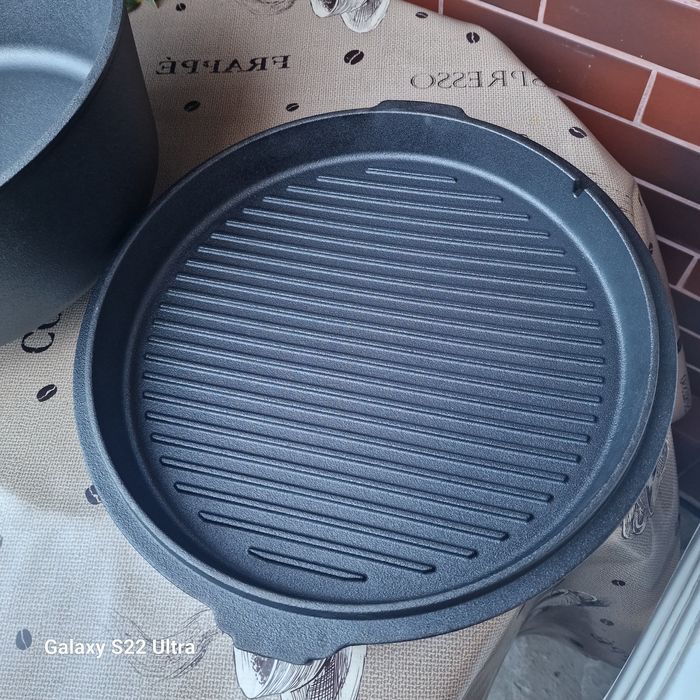 Vând ceaun din fontă pură cu capac grill și mâner detașabil