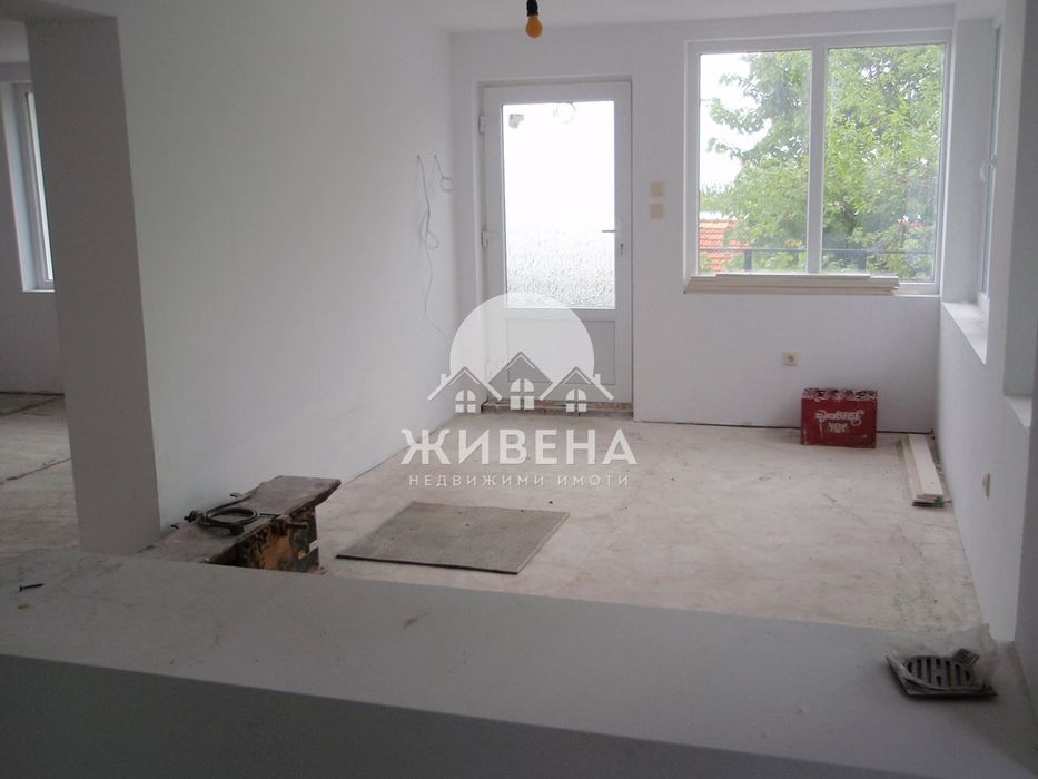 Продавам къща с РЗП: 285 кв.м, двор 1200 кв.м, с. Бенковски