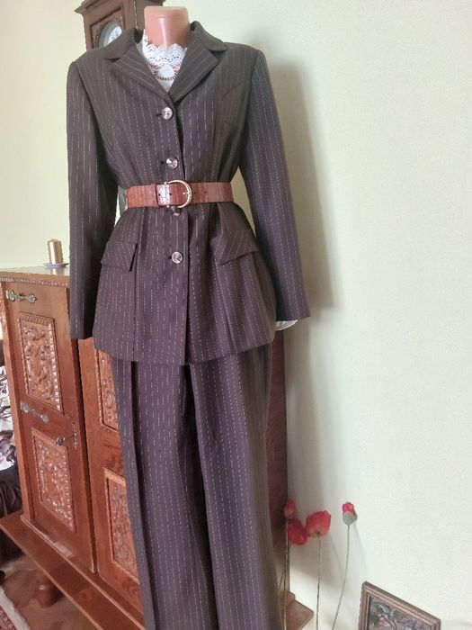 Redus! Costum minunat din stofa fina de lana confectionat in atelier