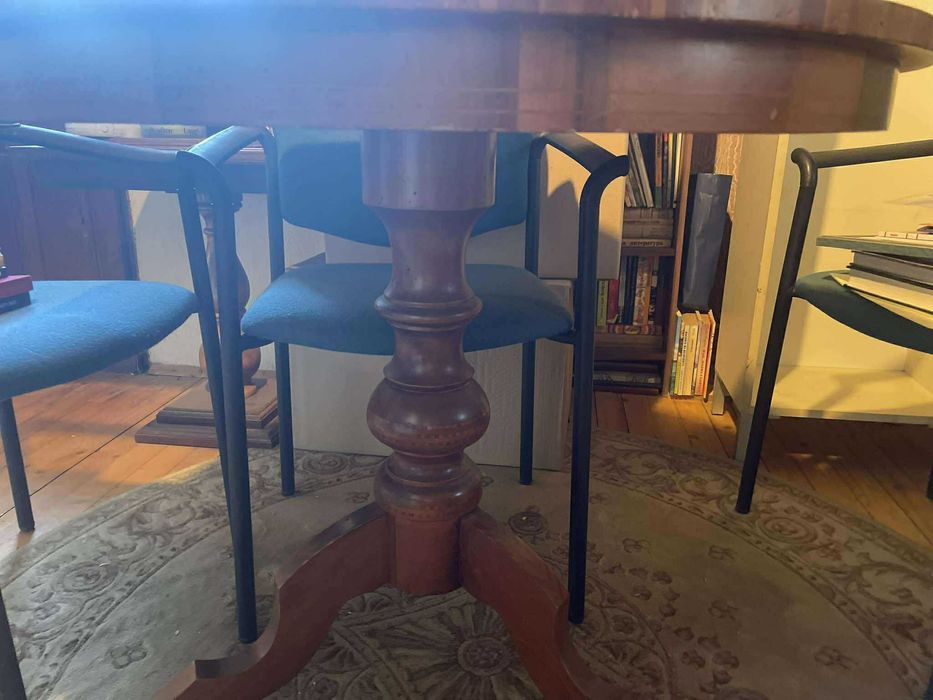 Дървена кръгла маса