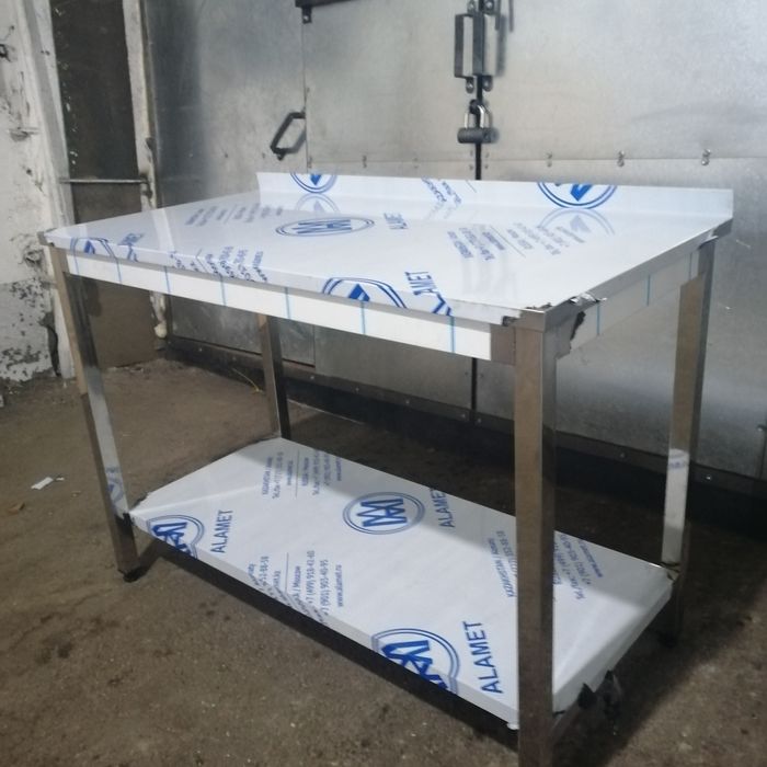 Стол разделочный из нержавейки.