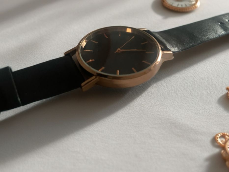 Ceas elegant negru & rose gold – accesoriu minimalist