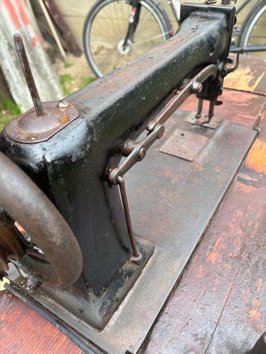 Vând o mașină de cusut Minerva originală