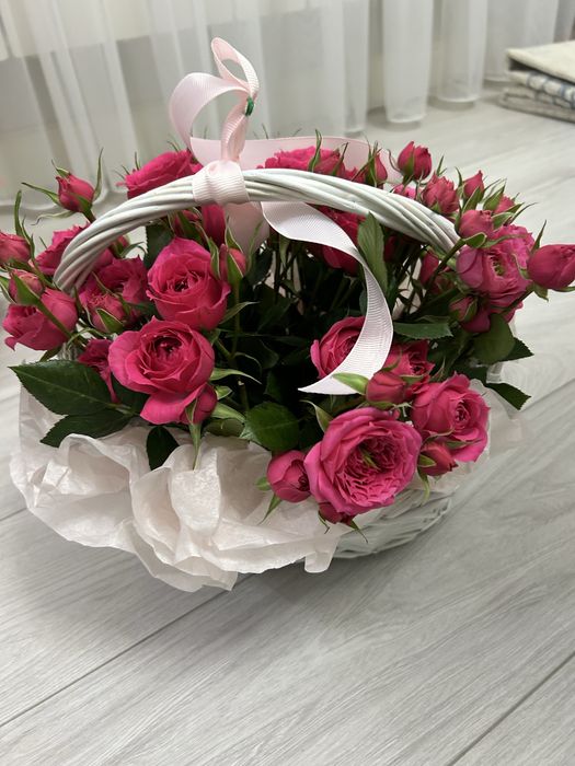 Букет цветы на корзине