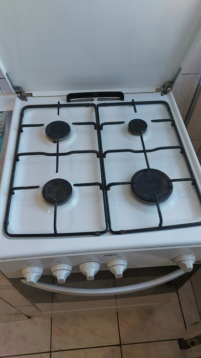 Vând aragaz Zanussi