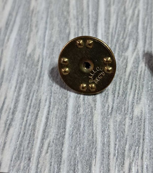 Значок американский с закруткой