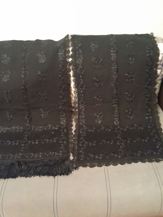 Piese costum traditional