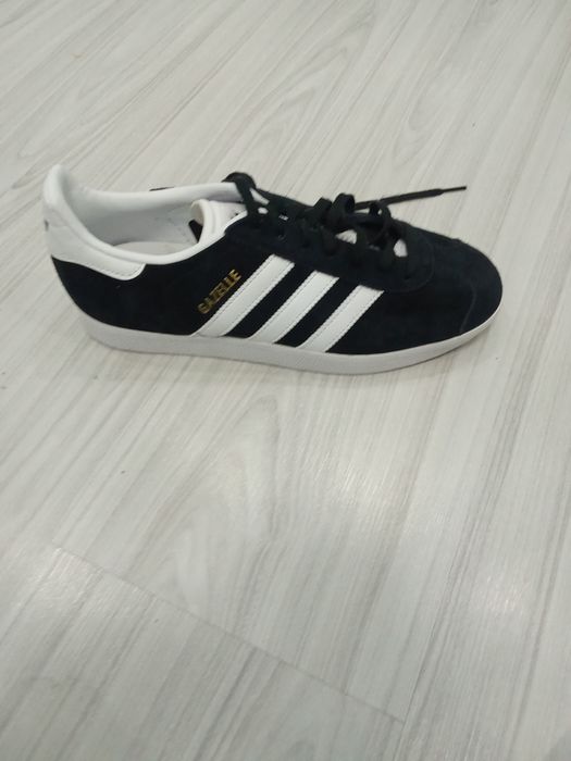 Adidas gazelle black and white