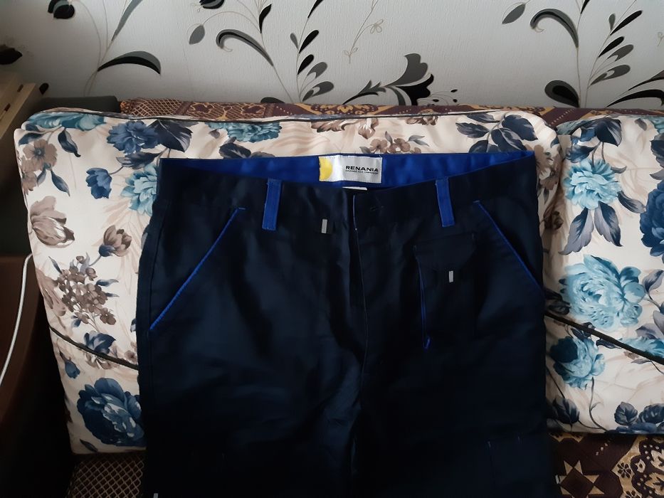 Vând pantalonii de salopetă standard. Firma Renania, mărimile 48