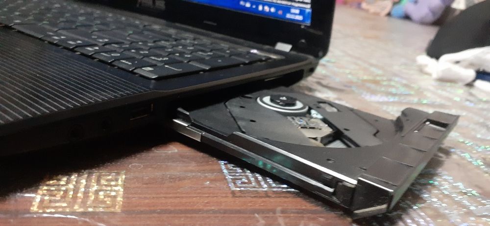 Срочно сотилади Ноутбук заряткаси 1 . Соатга якин ушайди 2011.йилда