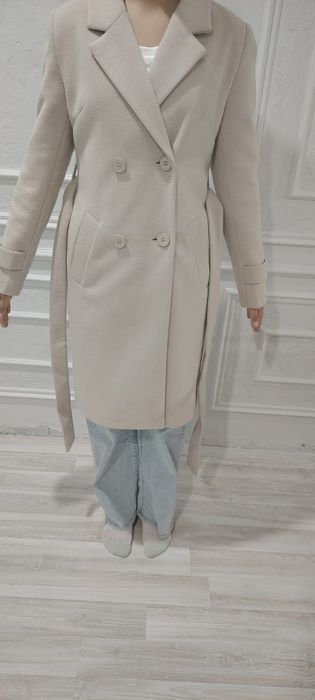 Женское пальто светлое