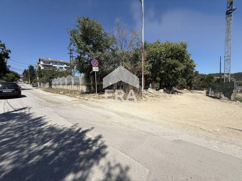 Тристаен апартамент за продажба, със собствен двор, в новострояща се с