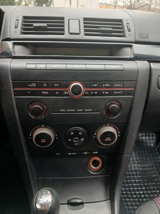 Автомобил Мазда 3