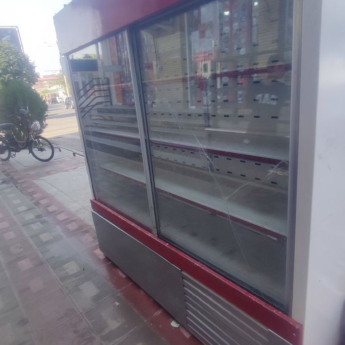 Витерина холаделник сотилади 2 та бор баландлиги 2 м узунлиги 1.9 м