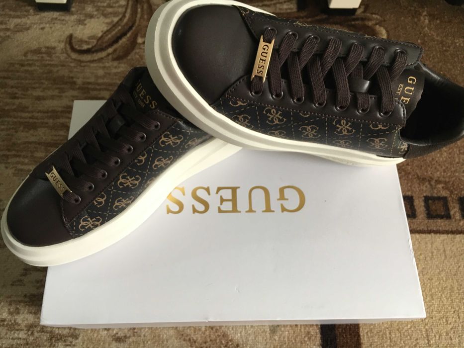 Мъжки спортни обувки - GUESS