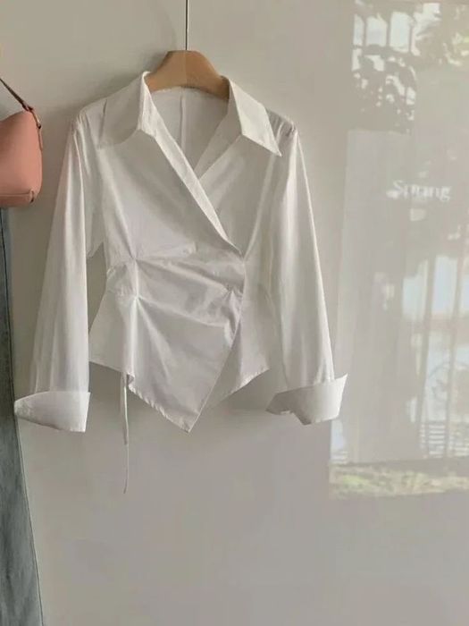 Красивая белая рубашка