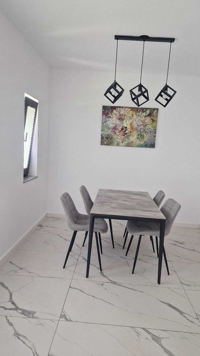 3 dormitoare, 2 bai, Living si Bucatarie la Casa
