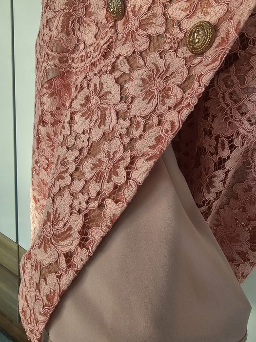 Розова рокля с щраусови пера Avin