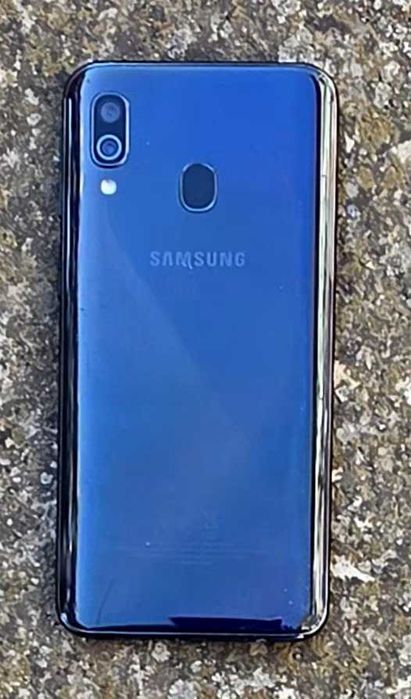 Samsung A40 продавам