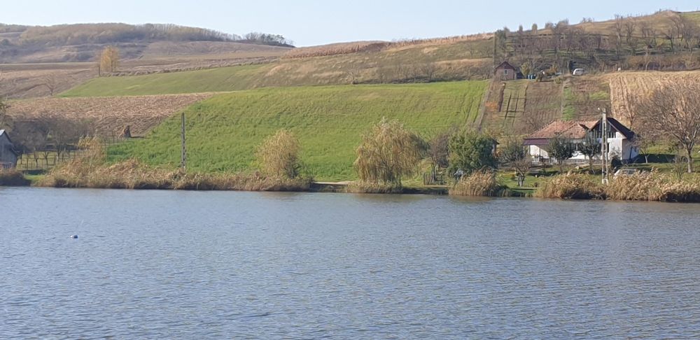 Teren intravilan cu front la Lac