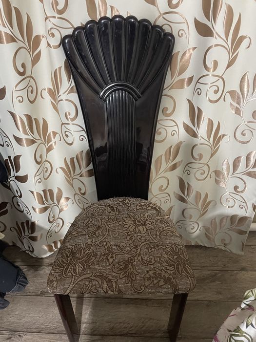 Продам стол и сервант 3 стула